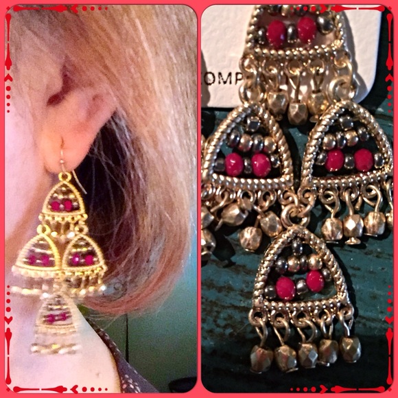 ♥️SOLD BUNDLE ♥️Goldtone Chandelier Earrings♥️ - Picture 3 of 4