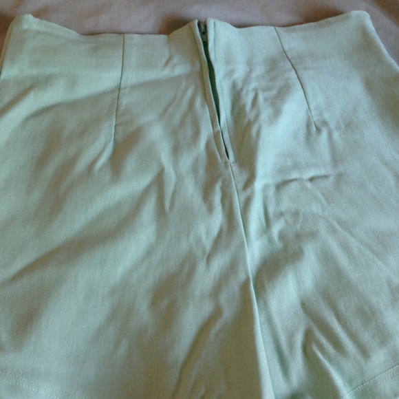 High-waisted shorts - Picture 3 of 3