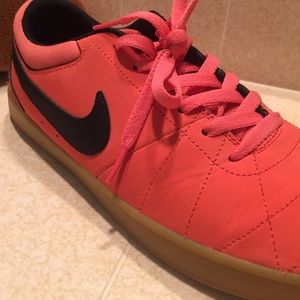 salmon pink nike shoes