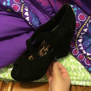 Wedges in black