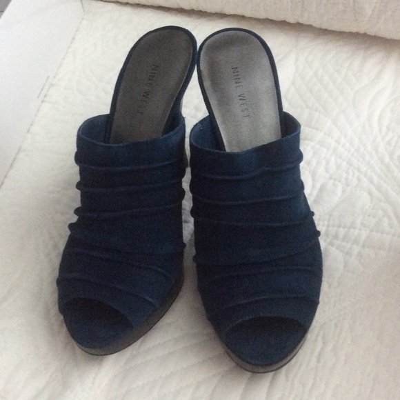 Nine West ruched blue suede shoes