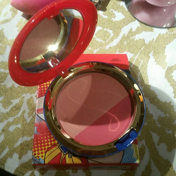 Authentic Wonder Woman Powder - Picture 3 of 3