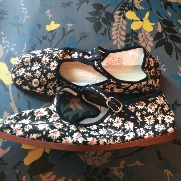 Urban Outfitters Shoes - Urban Outfitters Floral Printed Flats