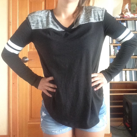 **SOLD** VS PINK Grey & Black Baseball Style Tee - Picture 4 of 4