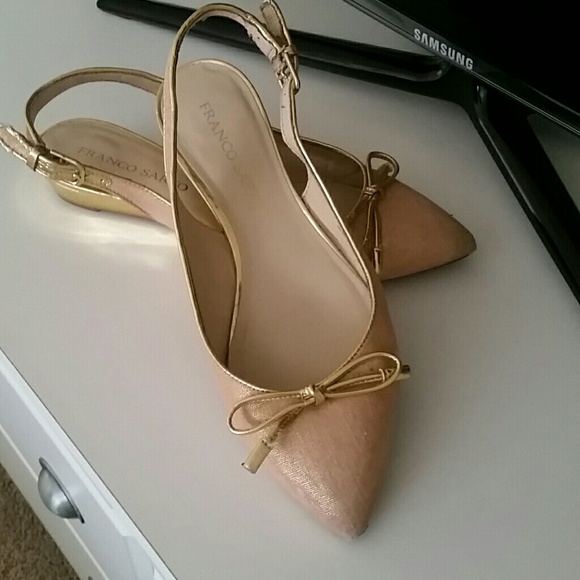 Light pink pointed shoes