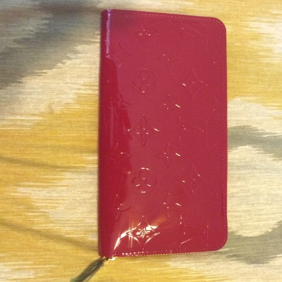 A brand new Louis Vuitton monogram vernis wallet