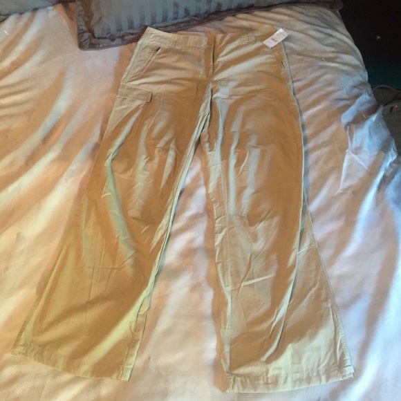 Brand new! 🧡 Perfect spring or summertime khaki pants. ☀️☀️🌻🌻