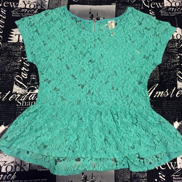 ❌SOLD❌ Lace Peplum Top