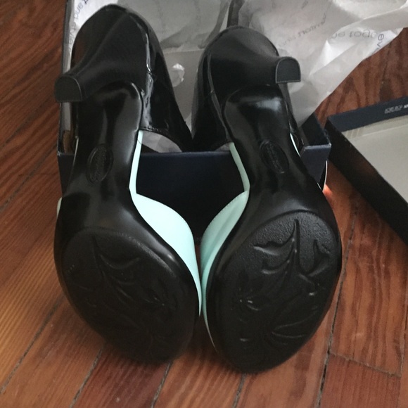 Beautiful mint and black patent heels with strap - Picture 3 of 3