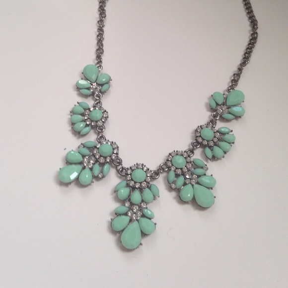 Jewelry - NWOT Mint Statement Necklace
