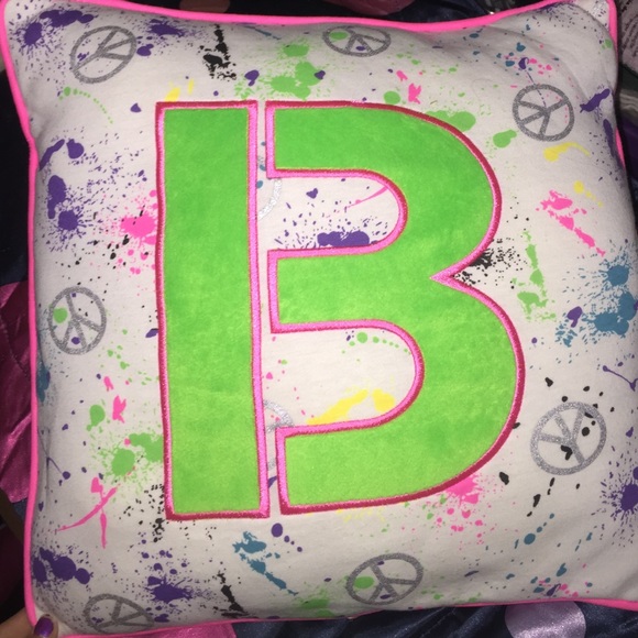 "B" pillow(: