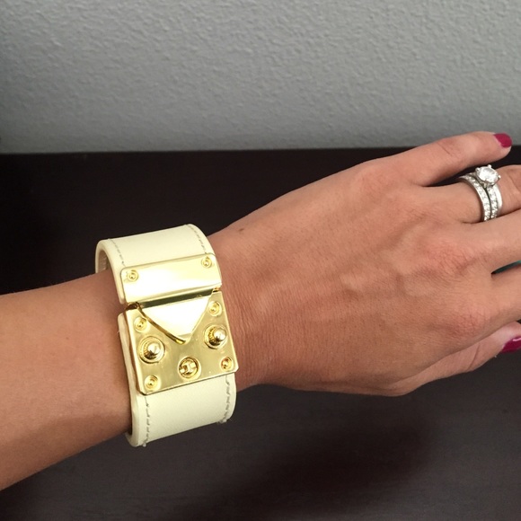 Leather locking bracelet
