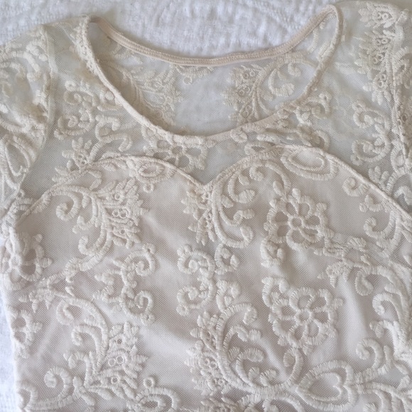 Charlotte Russe Cream lace crop top - Picture 2 of 4