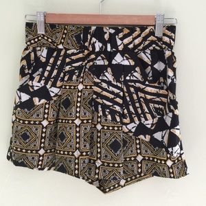 Shorts with front pleats and pockets