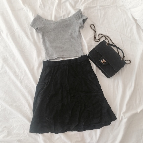♠️High waisted♣️silky skirt with embroidered items - Picture 2 of 4