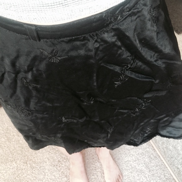 ♠️High waisted♣️silky skirt with embroidered items - Picture 3 of 4