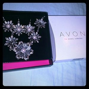 Avon Jewlery Necklace and Earring Set
