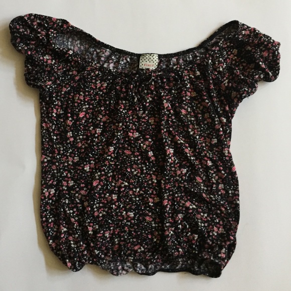 Cute scrunched floral cropped shirt.