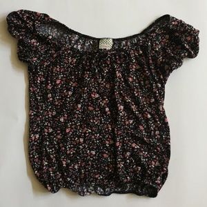 Cute scrunched floral cropped shirt.