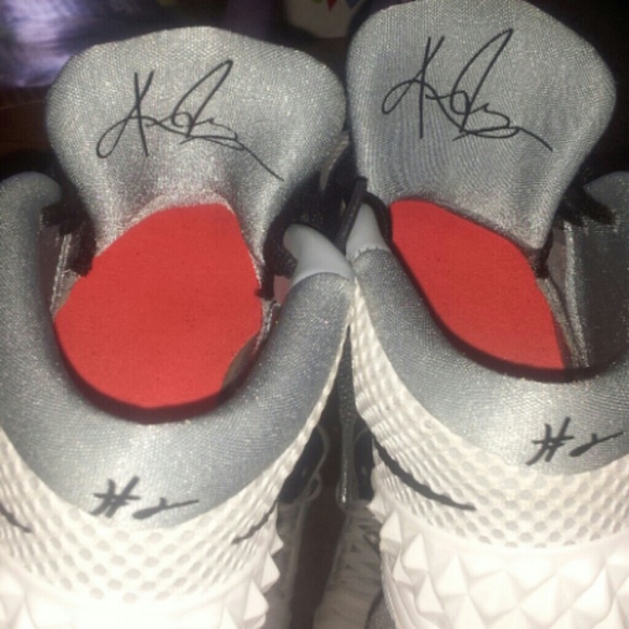 Kyrie - Picture 2 of 2