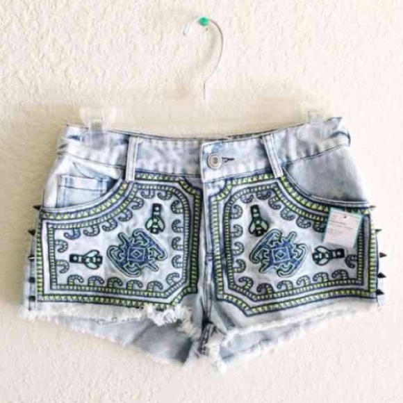 Amazing studded denim shorts!