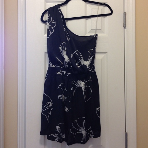 Cute romper - Picture 2 of 3
