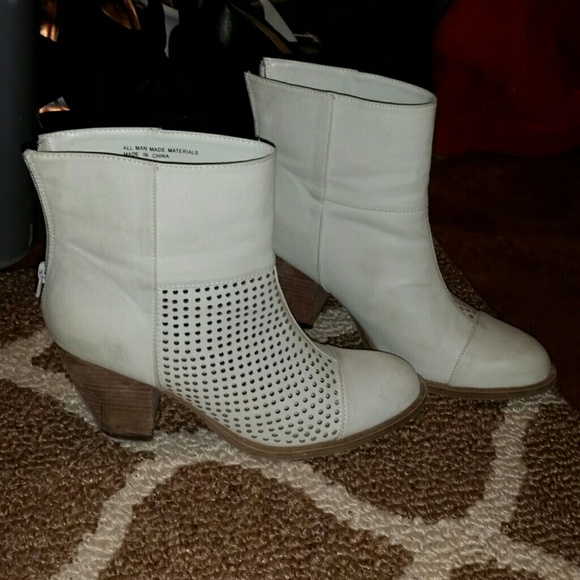 ❌SOLD❌Diba cream leather ankle boots.