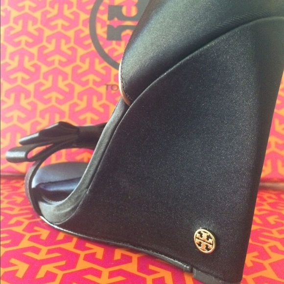 ❗️SOLD❗️Tory Burch Satin Wedge - Picture 3 of 4