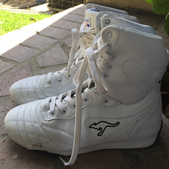 Roos Shoes - Adorable Roos lace up high top tennis shoes white