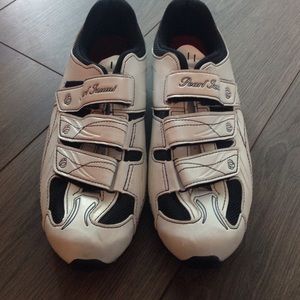 Cycling shoes with clips