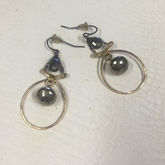 Precious gem dangling earrings