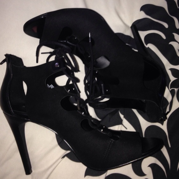 Black lace up pumps