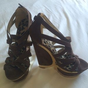 Woman's brown wedges