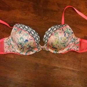 VICTORIAS SECRET SIZE 32B PUSHUP BRA