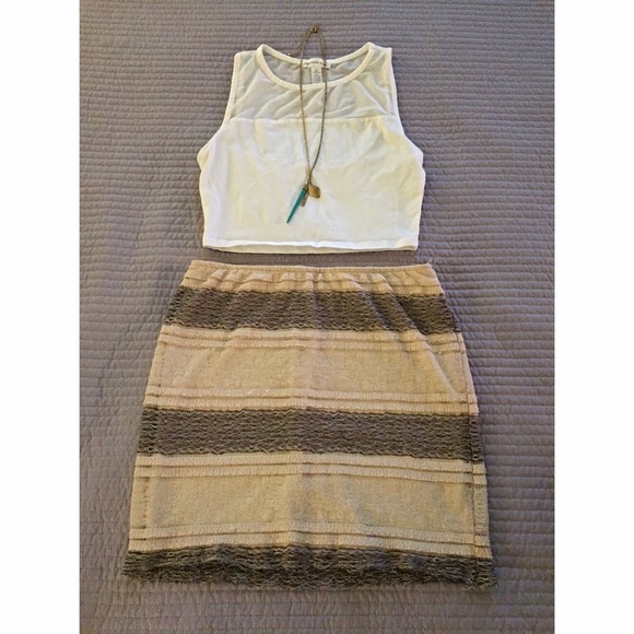 Neutral fitted skirt