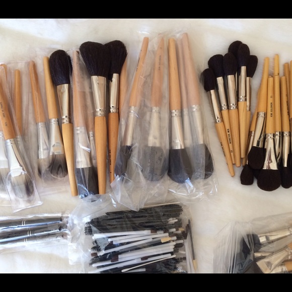 Make Up Brushes - Picture 2 of 3