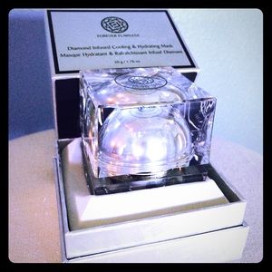 Diamonds infused cooling and hydration mask