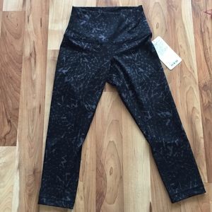 Lululemon wunder under roll down crops