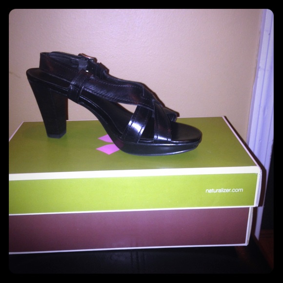 Naturalized black leather shoe. 6M