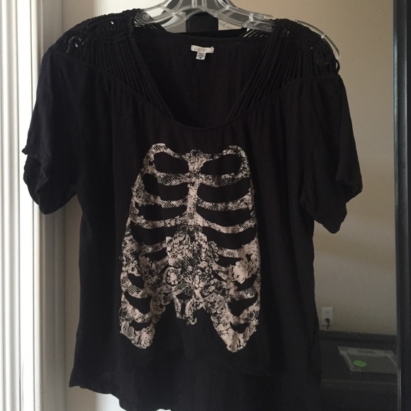 Black graphic tee w/ slit shoulder