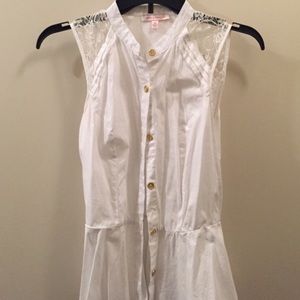 White sleeveless blouse