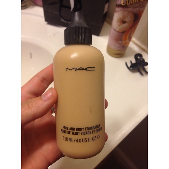 MAC Face and Body Foundation