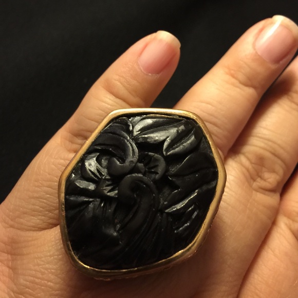 Ajustable ring.