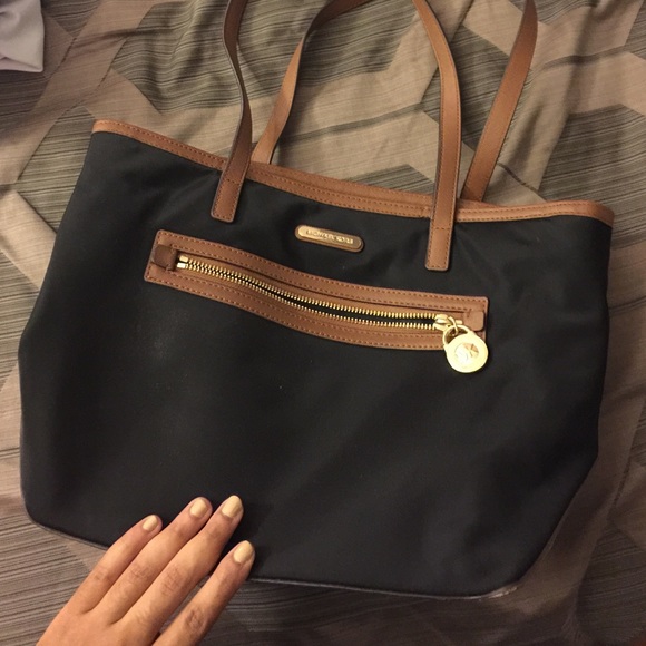 Michael Kors Handbags - 5months old Michael Kors handbag AMAZING PRICE