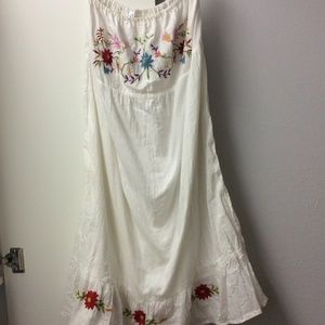 Strapless sun dress with delicate sewn flowers
