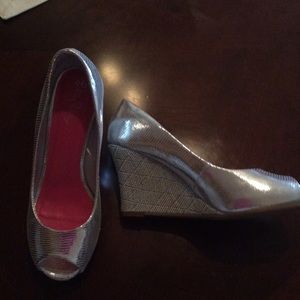 Lilly Pulitzer new without box silver wedges sz7