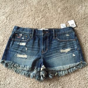 Cute high waisted light wash Hollister shorts!