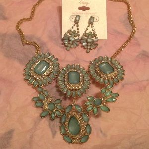 Stunning teal statement necklace with earrings