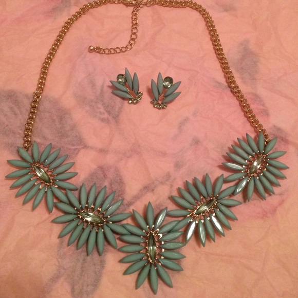 Beautiful turquoise statement necklace & earrings