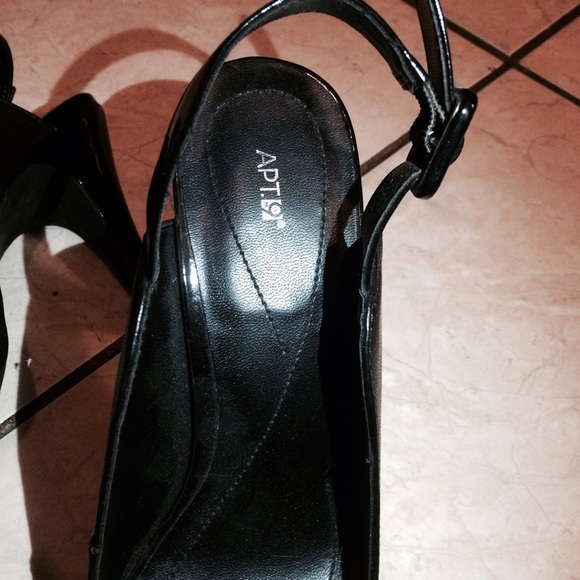 Black open toed pumps size 8 - Picture 2 of 3